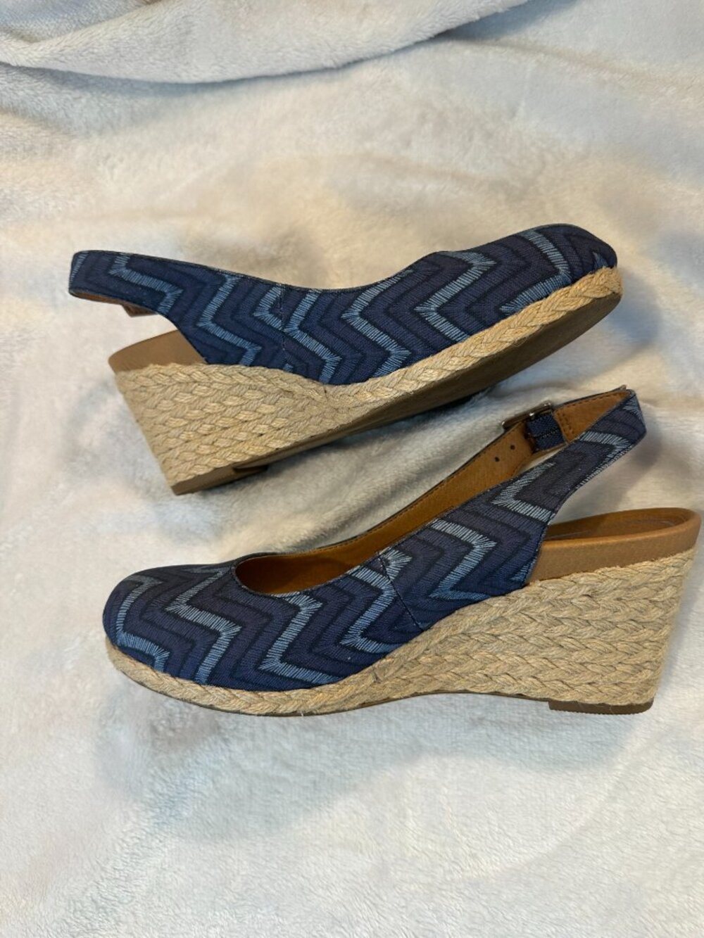 Vionic Size 6 Wide Aruba Coralina Navy Blue Chevron Espadrilles Wedge Sandals